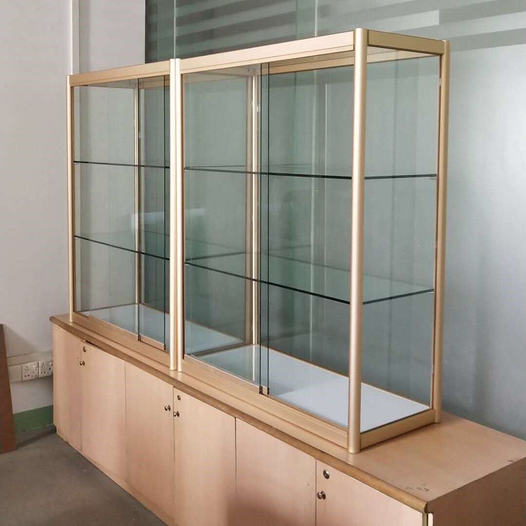 フィギュアケース 三段ガラス棚大型鍵付き