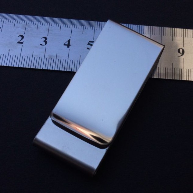 マネークリップ シンプルで飽きのこないデザイン