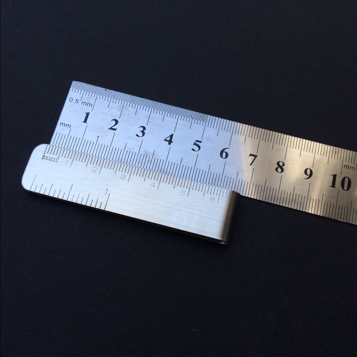 マネークリップ 高級感のあるステンレス素材