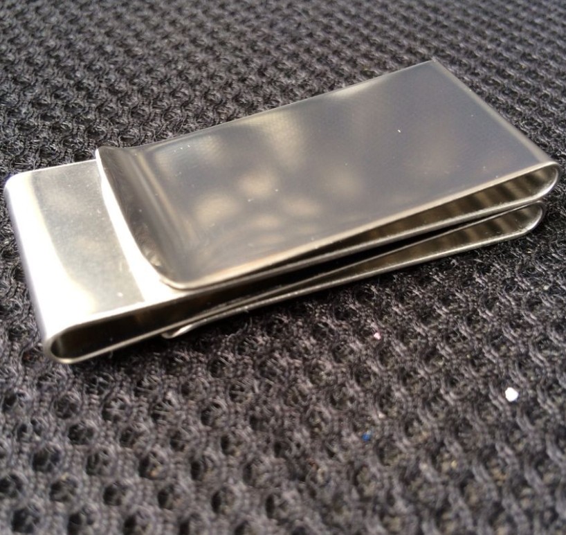 マネークリップ シンプルで飽きのこないデザイン