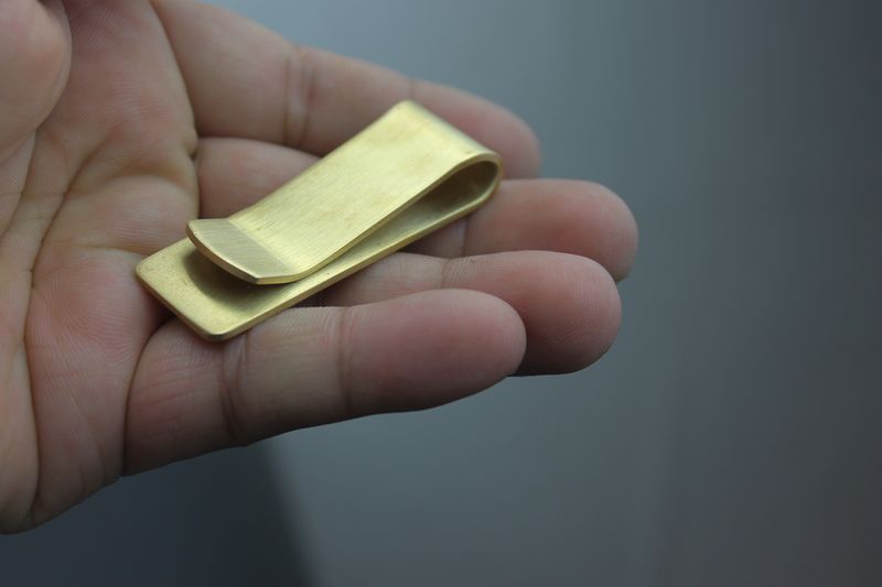 マネークリップ 高級金属製二つ折り薄型札挟み