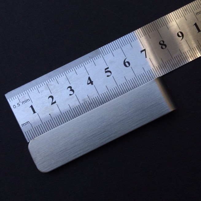 マネークリップ 薄型でスマートな携帯性