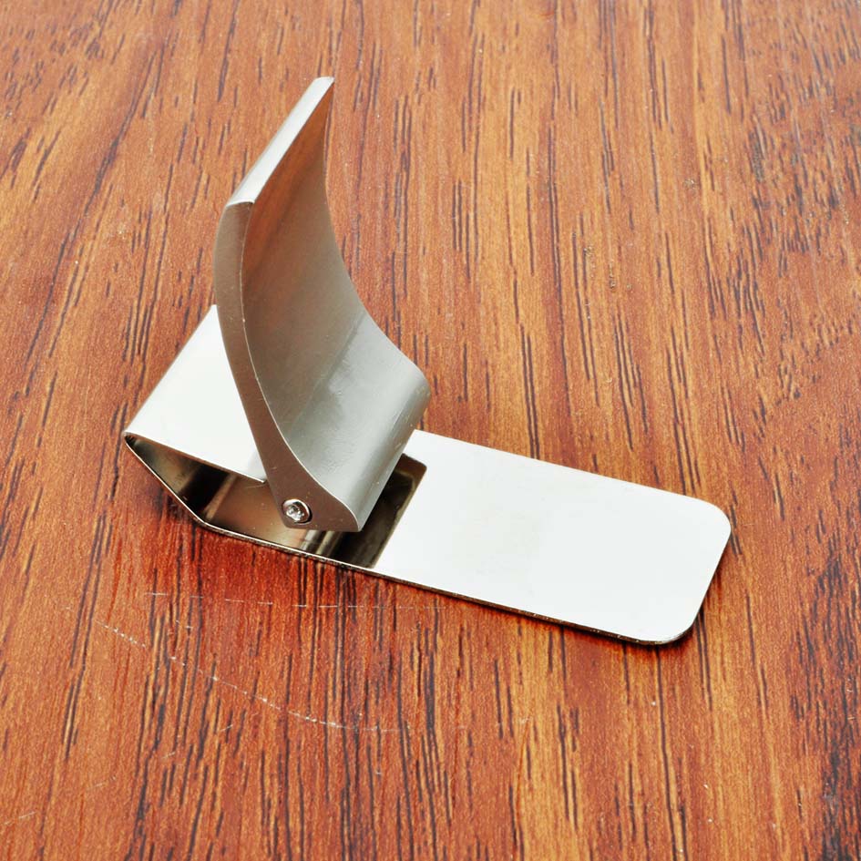 マネークリップ 実用的な二つ折り構造