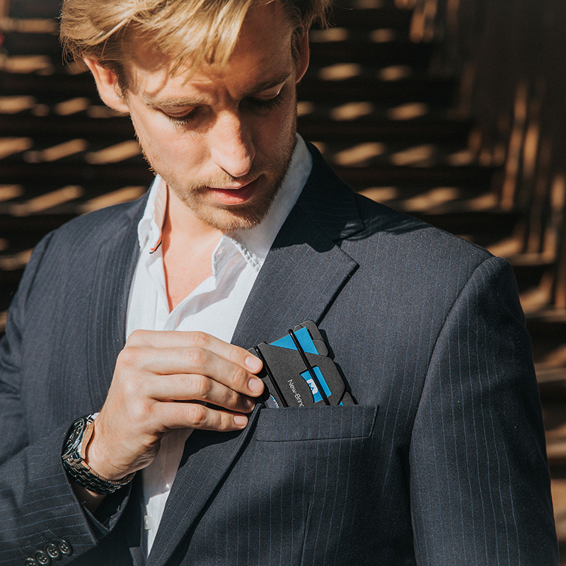 マネークリップ 高級感あふれる金属素材.スタイリッシュで現代的なデザイン