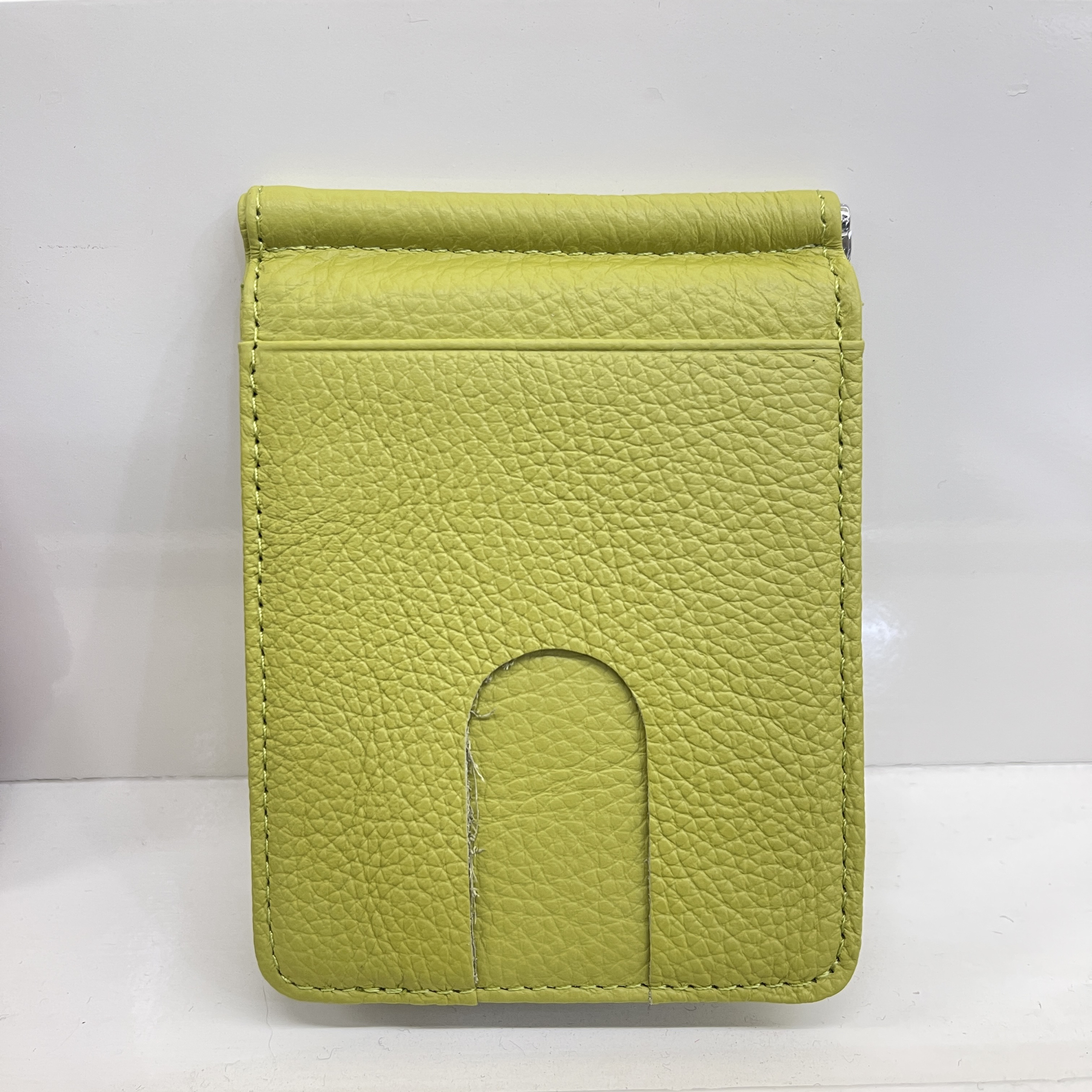 本格牛革使用型押し模様二つ折りマネークリップ