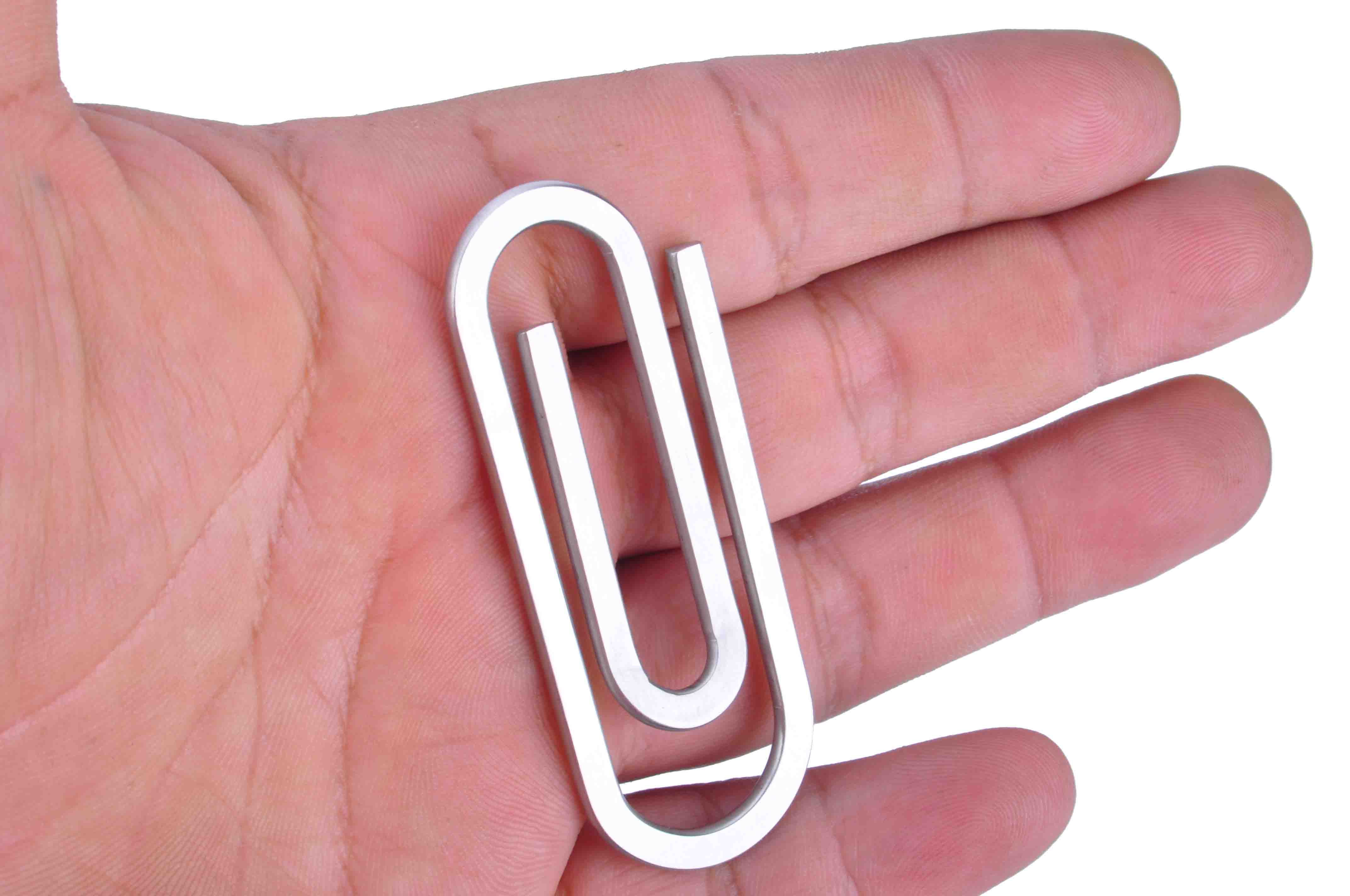 金属製で変形しにくマネークリップ