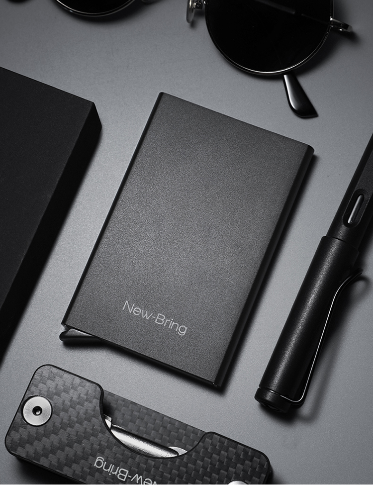 マネークリップ 級感のある本革素材を使用スタイリッシュなマネークリップ機能