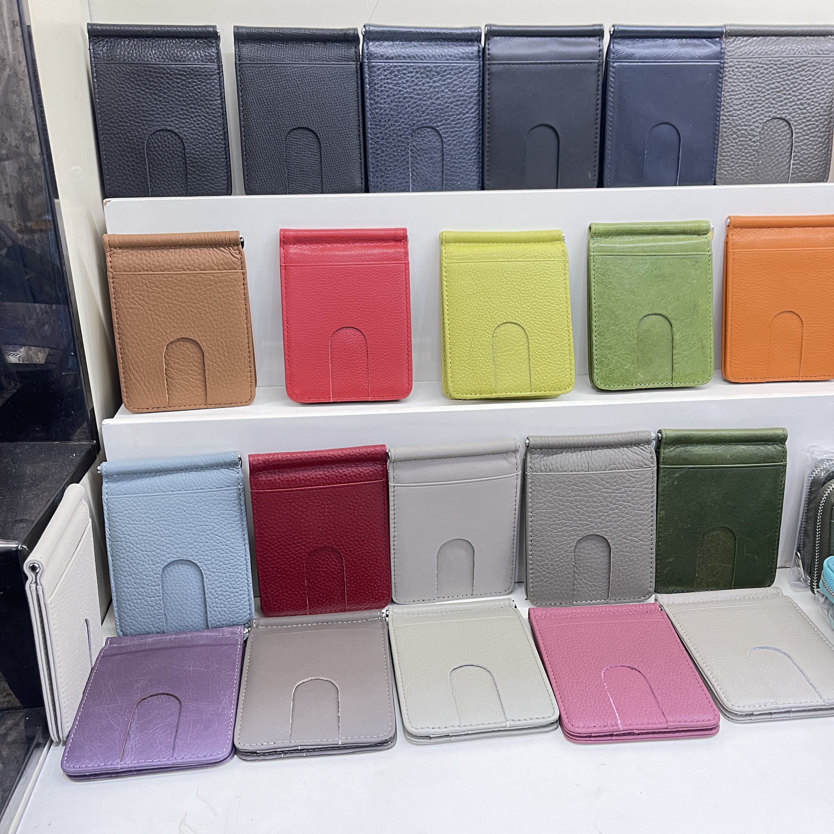 本格牛革使用型押し模様二つ折りマネークリップ