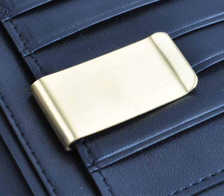 マネークリップ スリムで機能的な二つ折り構造