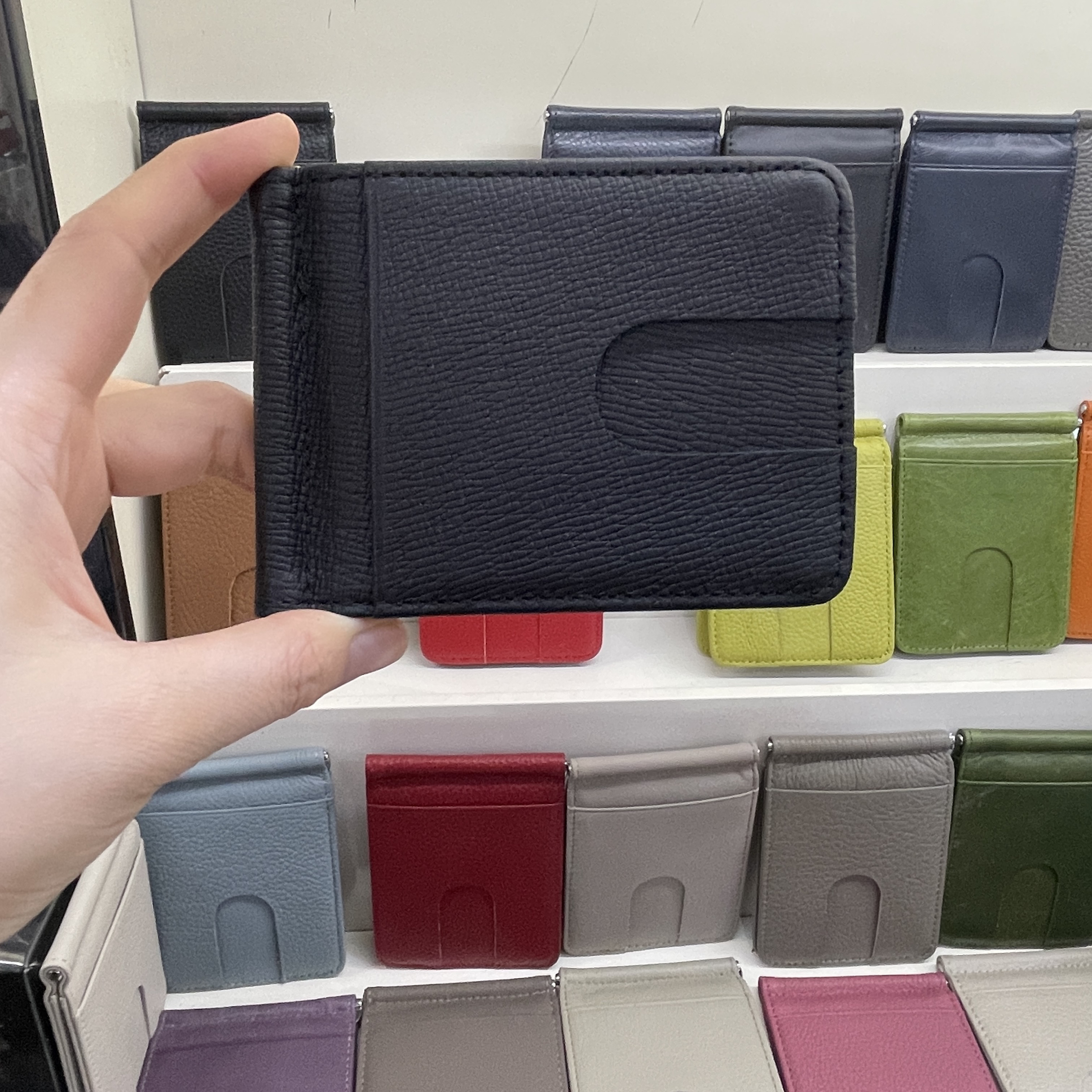 本格牛革使用型押し模様二つ折りマネークリップ