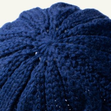 ウール混ケーブル編みつば付きニットキャスケット