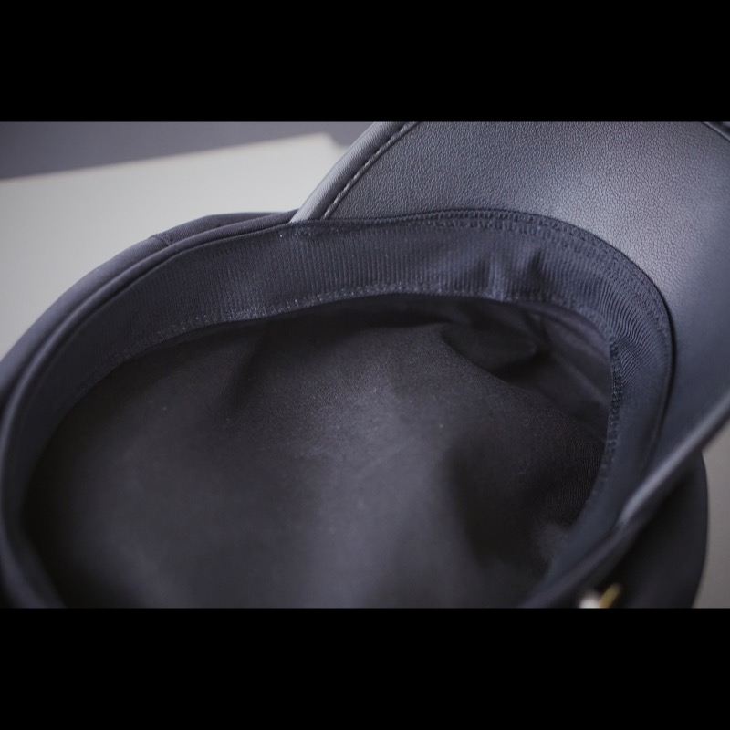 レディース キャスケット 黒 ベルト付き おしゃれ ハット