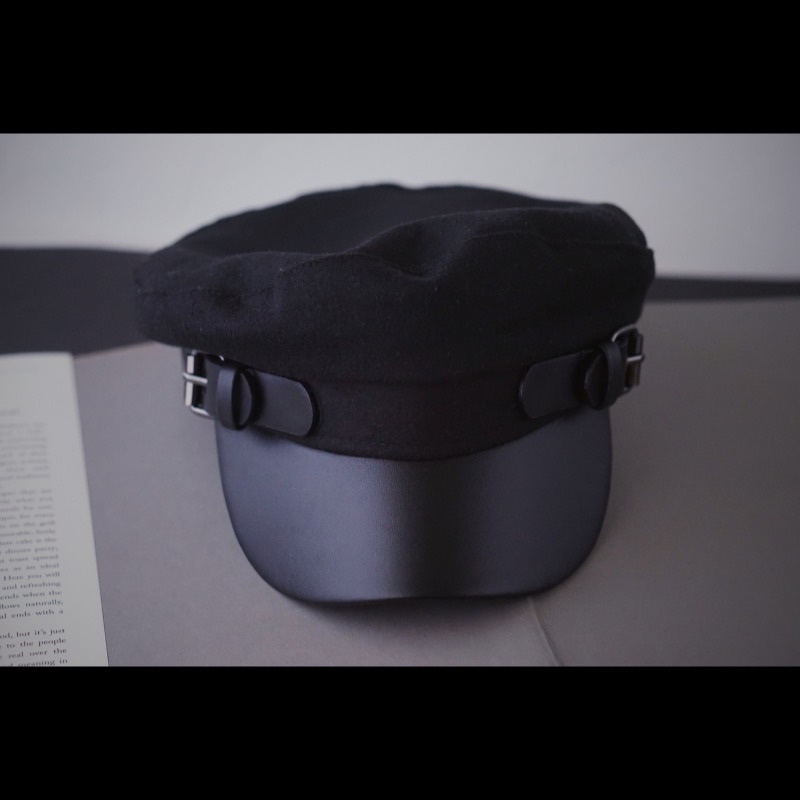 レディース キャスケット 黒 ベルト付き おしゃれ ハット