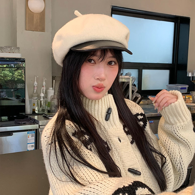 2025新作 レディース レザー調ファー付きキャスケット 小顔効果 防寒帽子