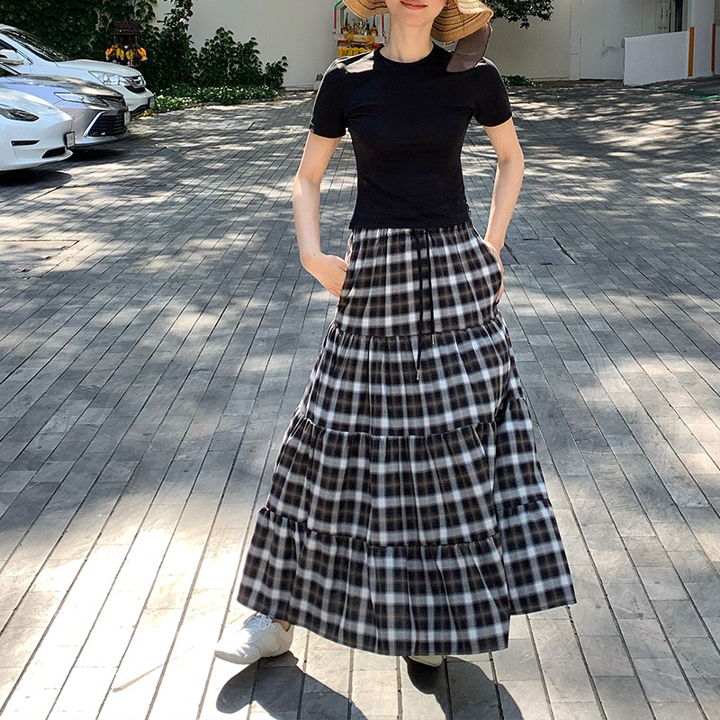 カジュアルコーデ 格子柄ティアードロングスカート