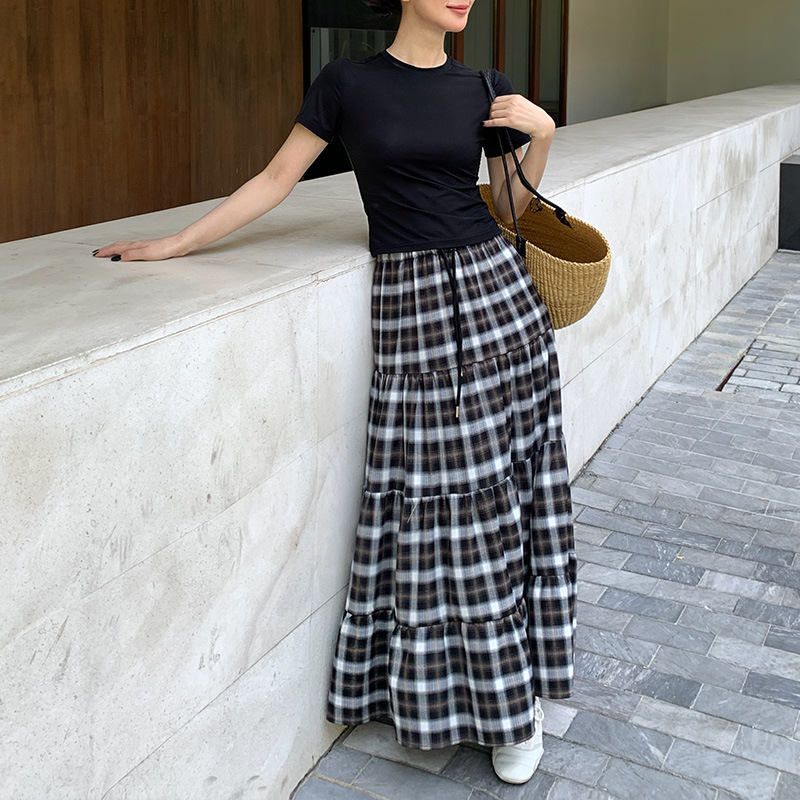 カジュアルコーデ 格子柄ティアードロングスカート