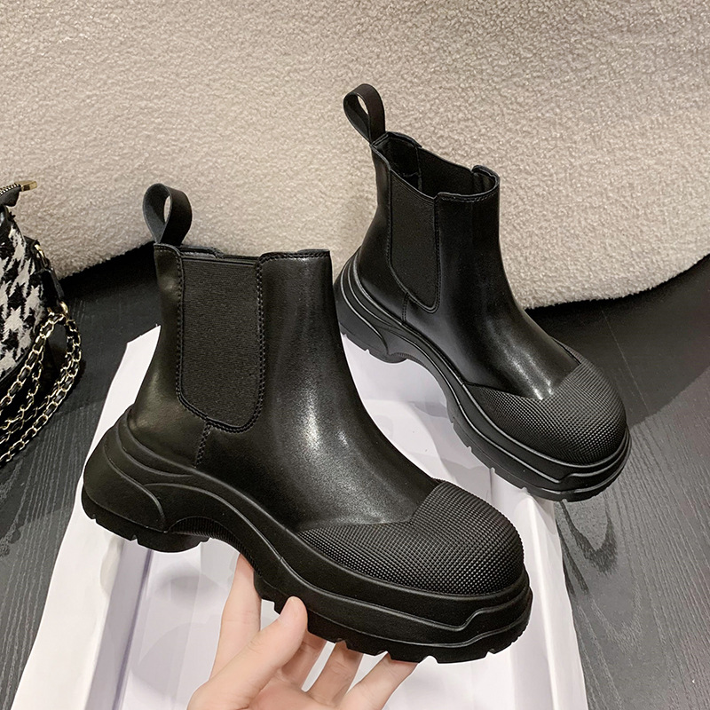 カジュアルコーデ 2024秋冬新作 黒色厚底サイドゴアブーツ 脚長美脚効果