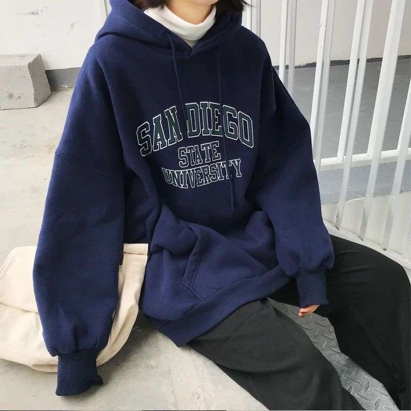 カジュアルコーデ 大学ロゴ入りオーバーサイズパーカー