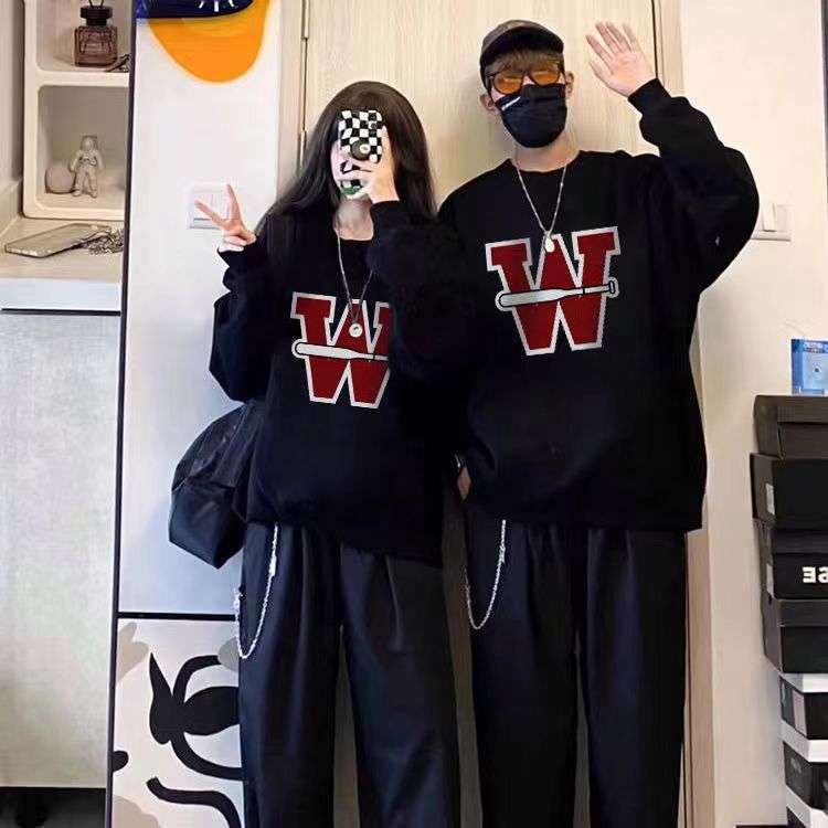 カジュアルコーデ  ストリートスタイル "W" ロゴ オーバーサイズスウェット