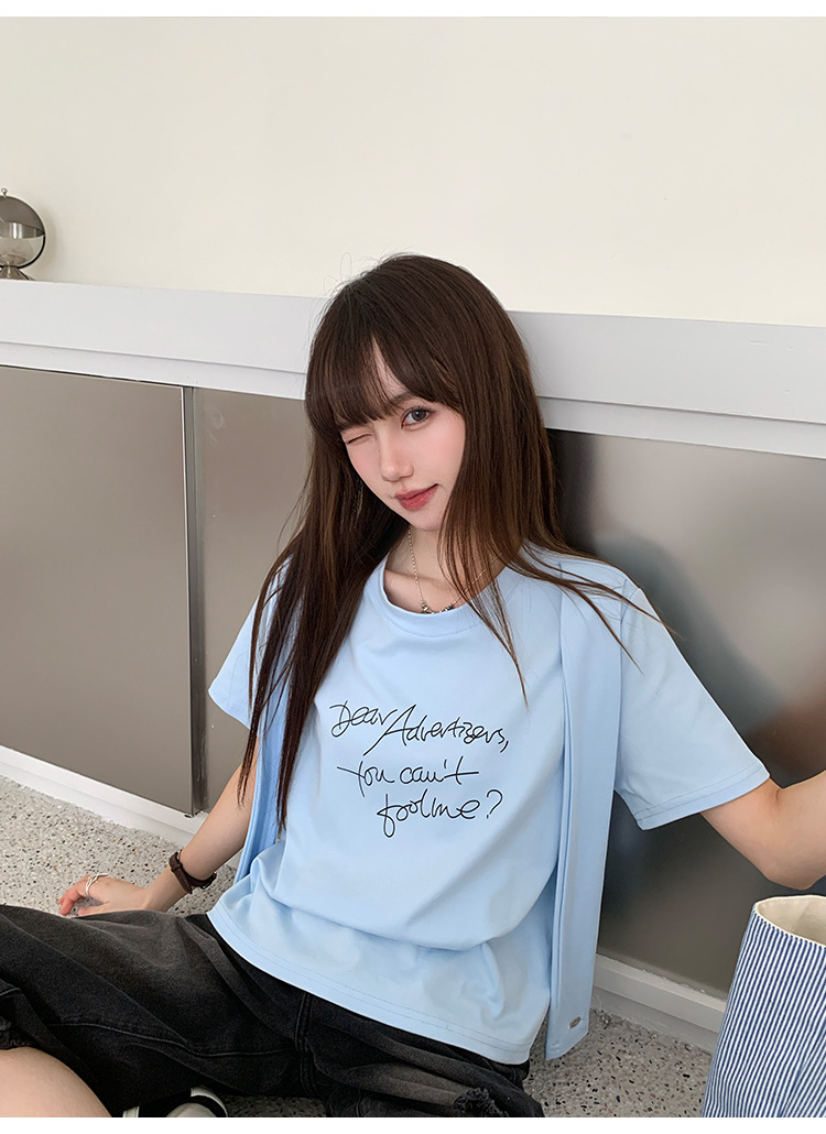 カジュアルコーデ ゆったりメッセージ入り半袖シャツ
