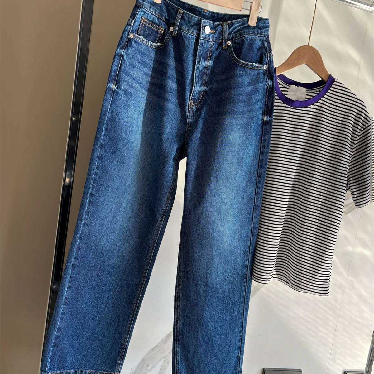 カジュアルコーデ  ゆったりシルエットのストレートデニム
