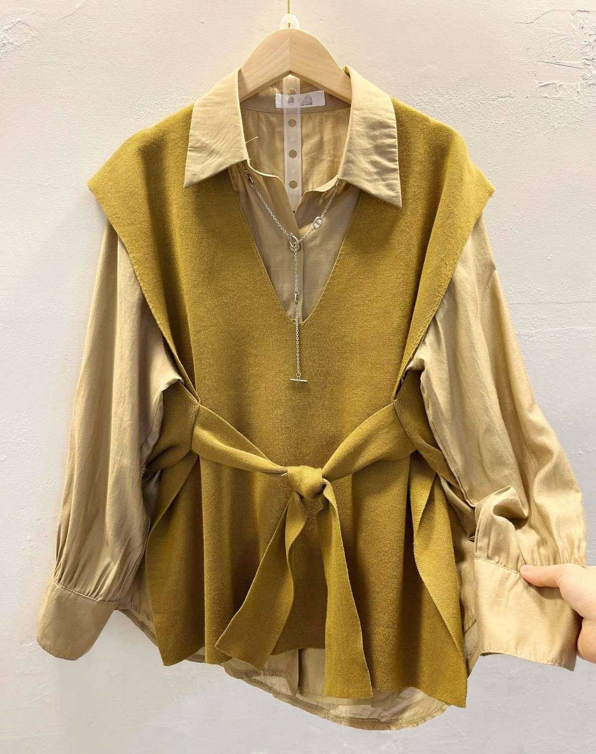 カジュアルコーデ  レイヤード風ベスト付きシャツ