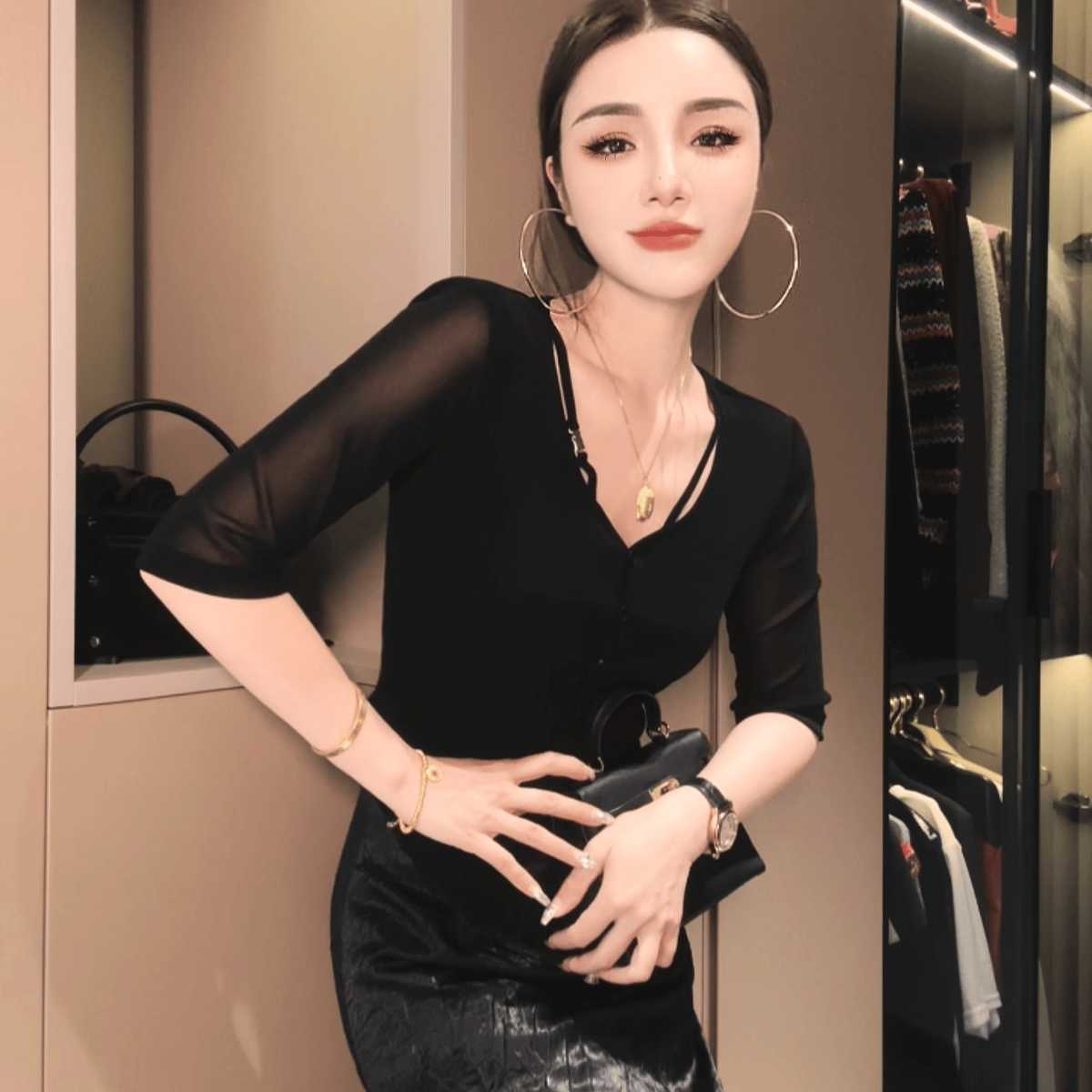 カジュアルコーデ  深Vネックシースルーニットトップス