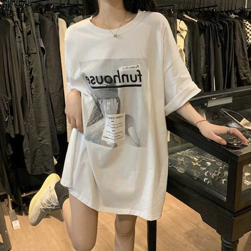 カジュアルコーデ ゆったりシルエットグラフィックカットソー