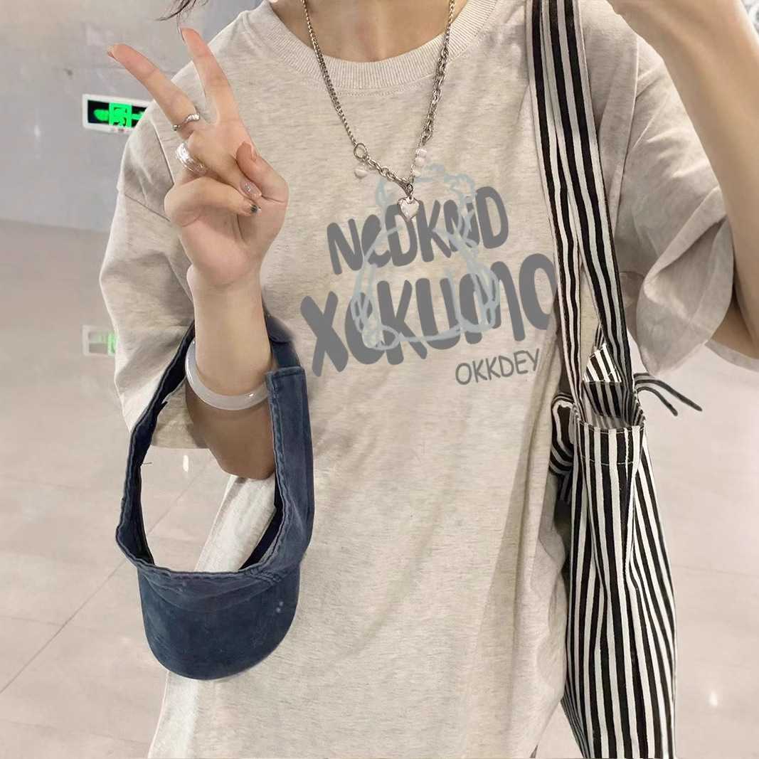 カジュアルコーデ ストリート系カジュアルロゴトップス