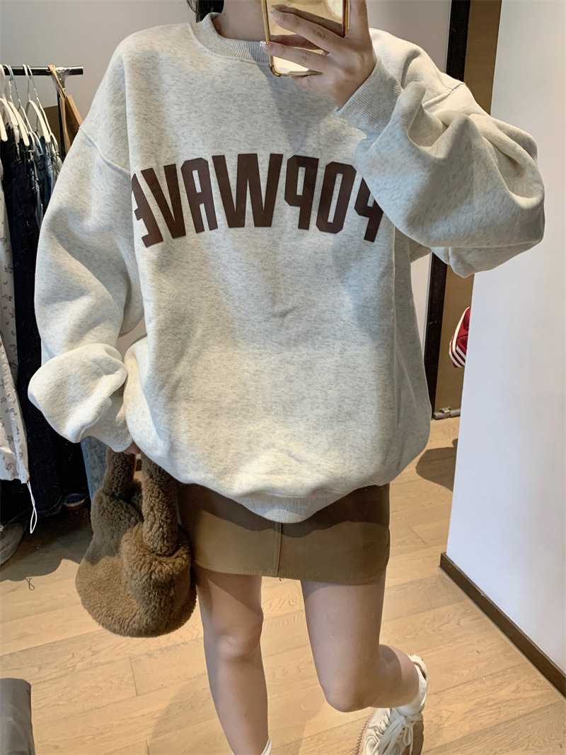 カジュアルコーデ カジュアルコーデ ポップウェーブロゴ入りゆったりスウェット