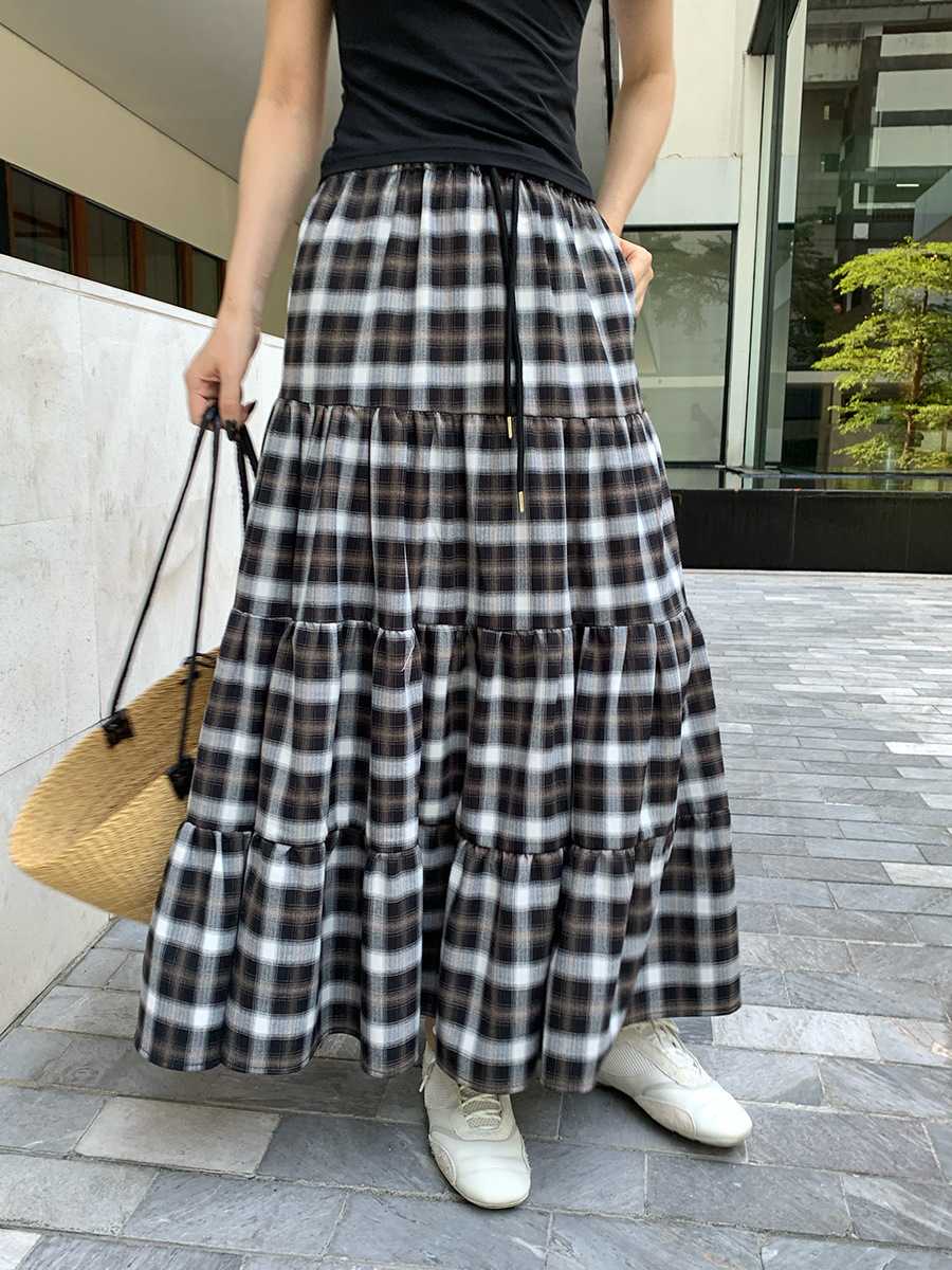 カジュアルコーデ 格子柄ティアードロングスカート
