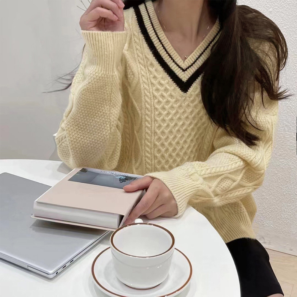 カジュアルコーデ ケーブル編みライン入りニット ゆったり体型カバー