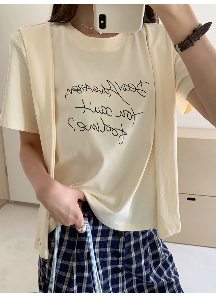 カジュアルコーデ ゆったりメッセージ入り半袖シャツ