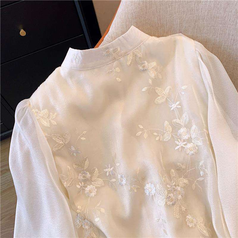 カジュアルコーデ  花柄刺繍入り中華風長袖シャツ