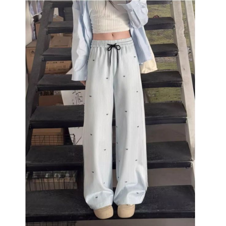 カジュアルコーデ ワイドシルエット刺繍入りリラックスパンツ