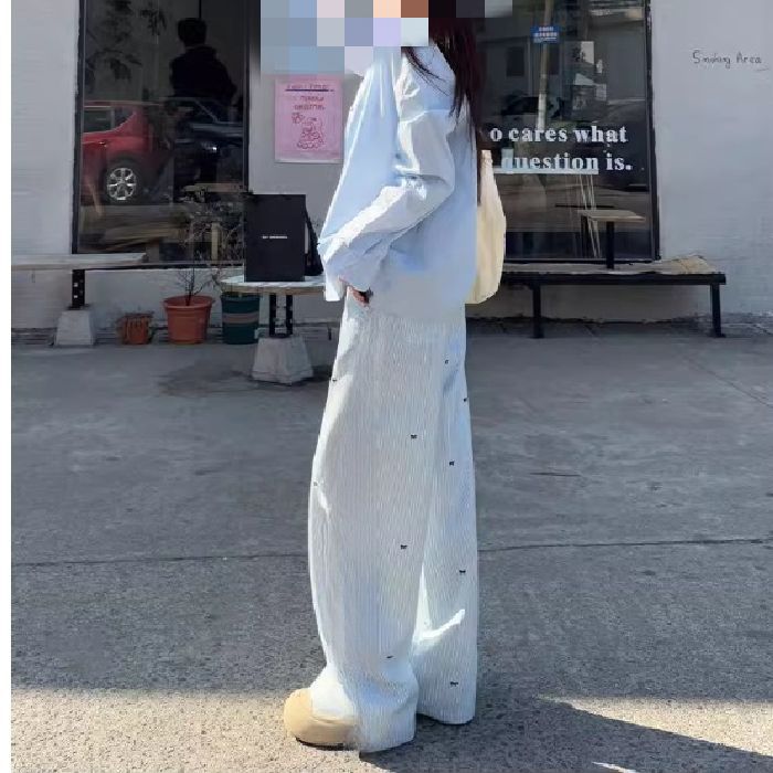 カジュアルコーデ ワイドシルエット刺繍入りリラックスパンツ