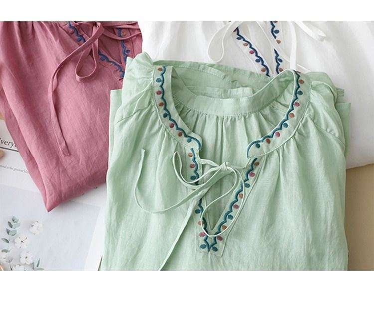 カジュアルコーデ  刺繍入りフリルカラー半袖ブラウス