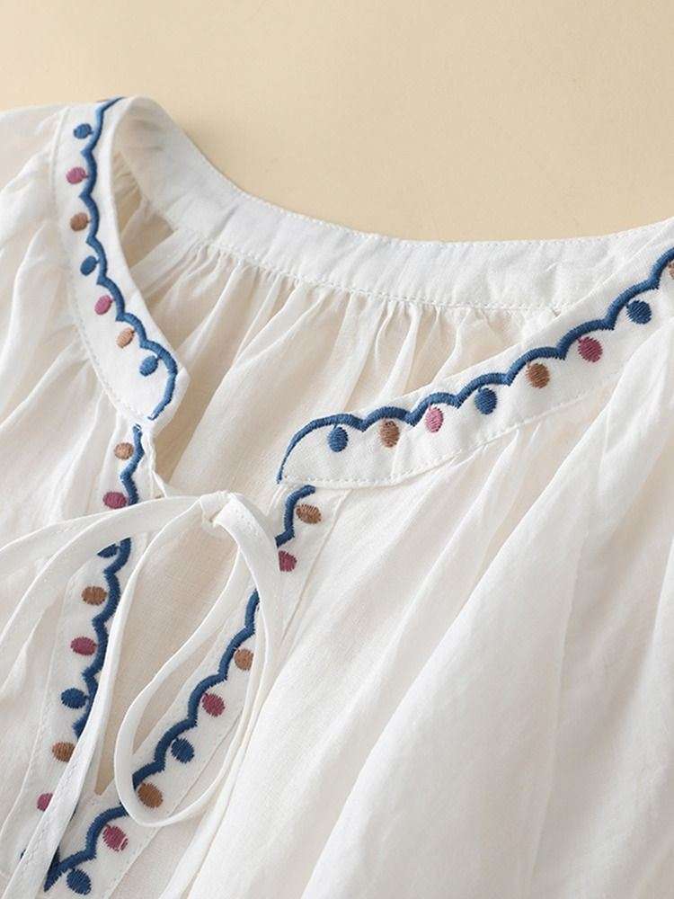 カジュアルコーデ  刺繍入りフリルカラー半袖ブラウス