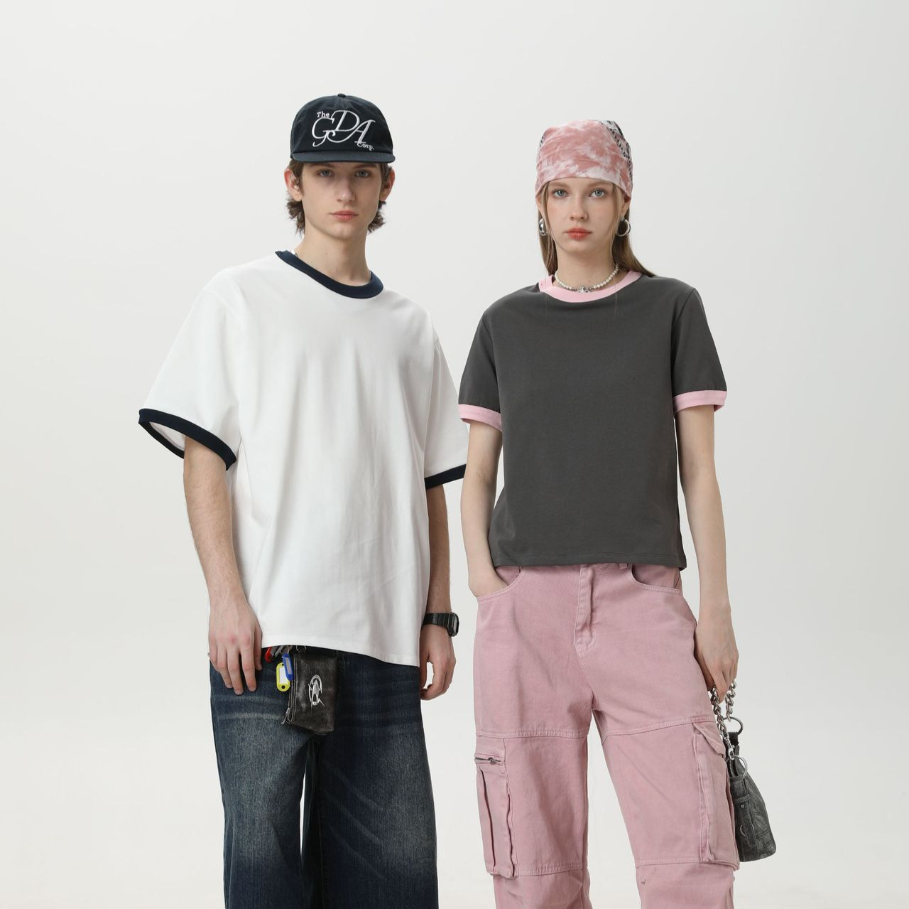 カジュアルコーデ バイカラーリンガーネックTシャツ