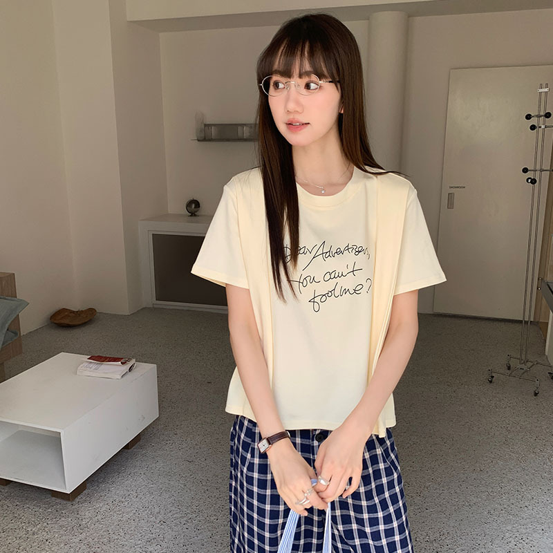 カジュアルコーデ ゆったりメッセージ入り半袖シャツ