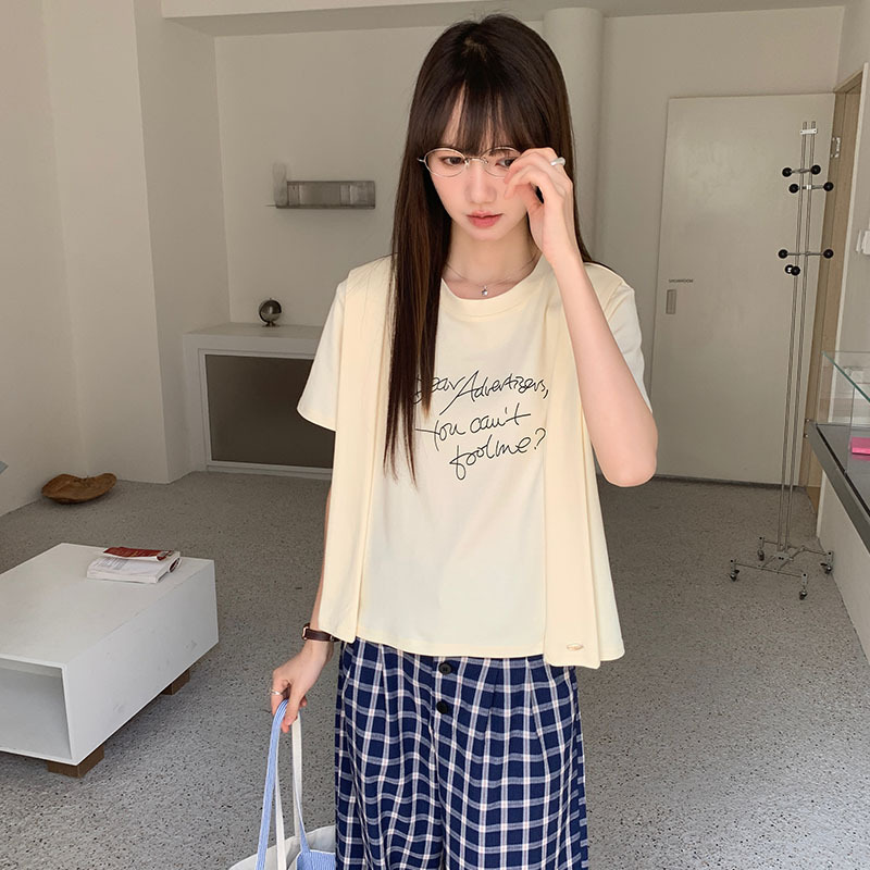 カジュアルコーデ ゆったりメッセージ入り半袖シャツ