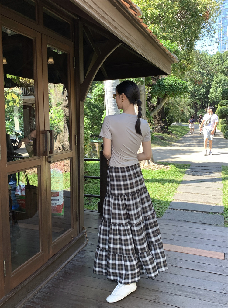 カジュアルコーデ 格子柄ティアードロングスカート