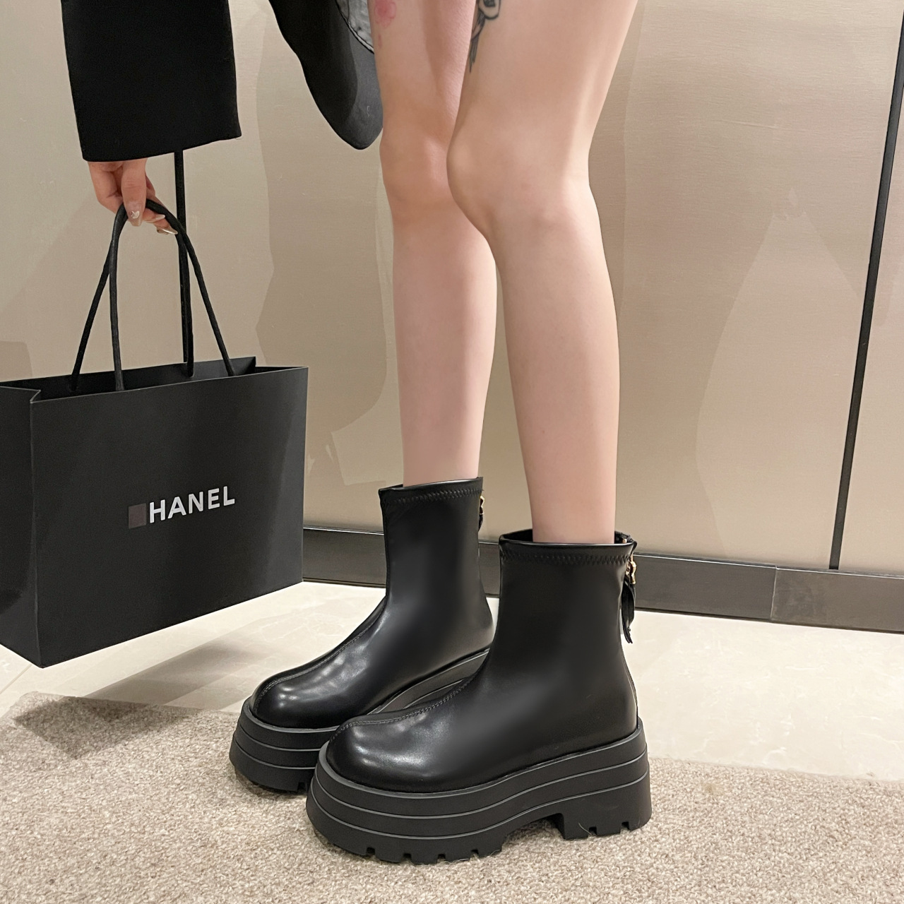 カジュアルコーデ 厚底ショートブーツ 7センチ 美脚効果 黒 茶 白 人気