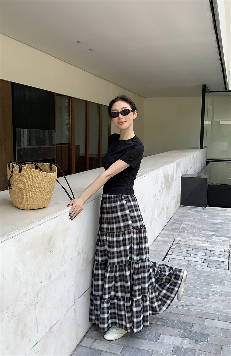 カジュアルコーデ 格子柄ティアードロングスカート