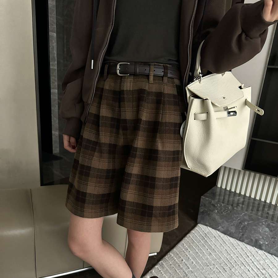 カジュアルコーデ チェック柄ゆったりショートパンツ