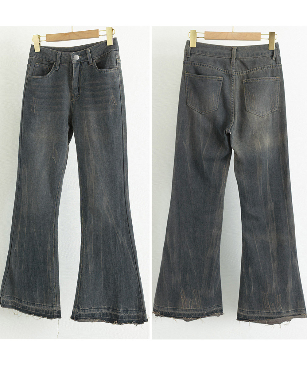 カジュアルコーデ 復古風広がりデニムパンツ 裾切りっぱなし加工