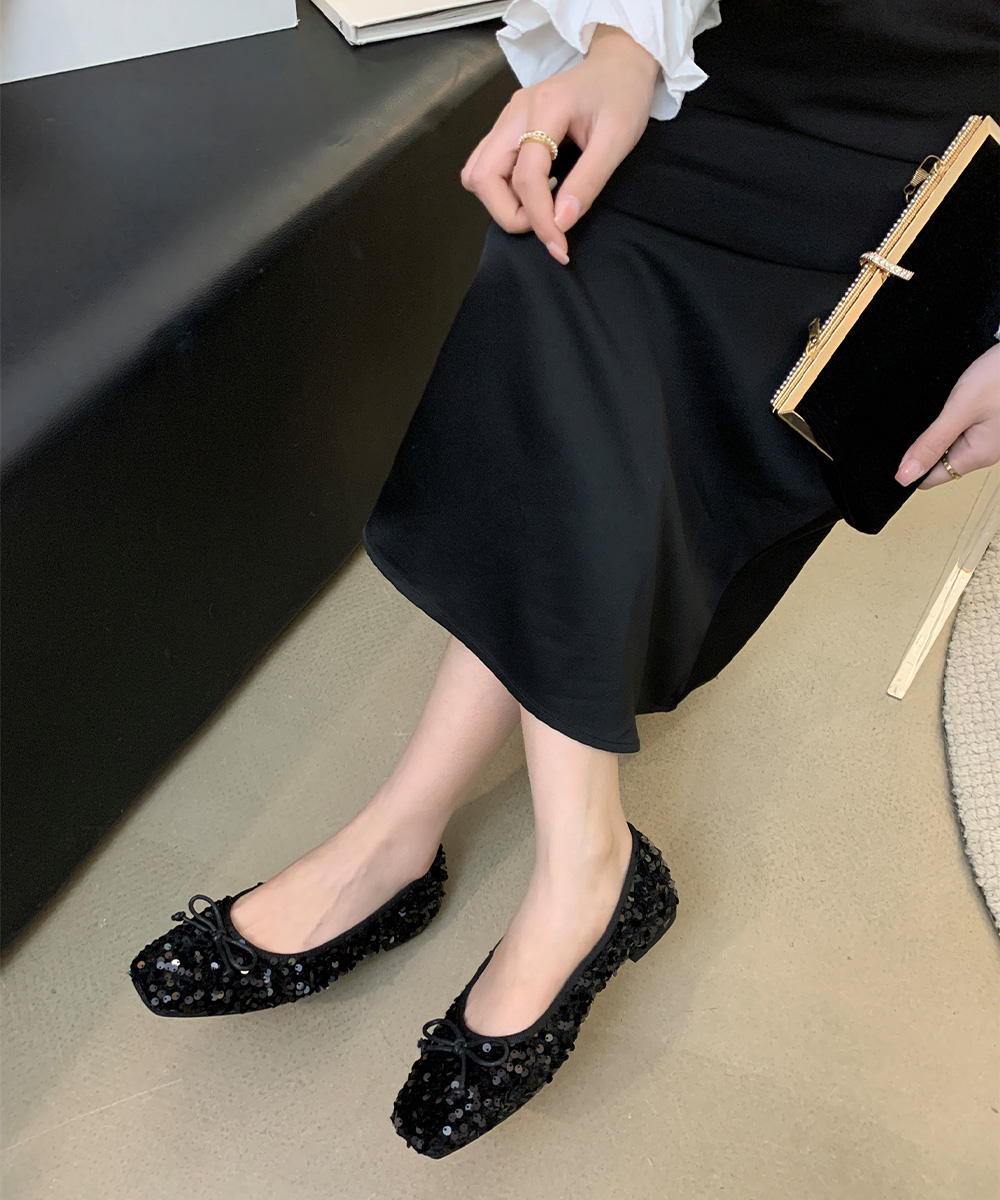 カジュアルコーデ 煌めきスパンコール バレエシューズ風スニーカー