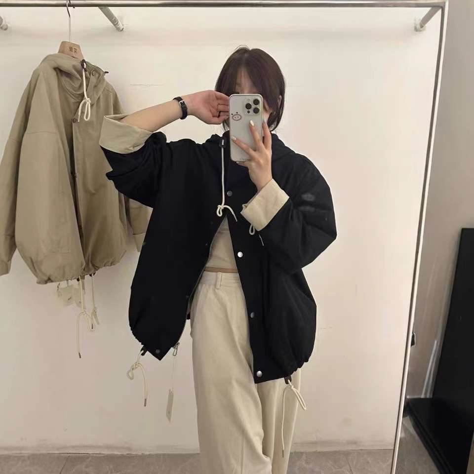 カジュアルコーデ ゆったりシルエットのミリタリージャケット