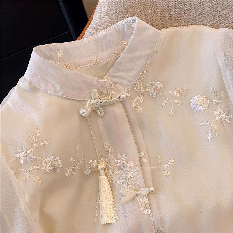 カジュアルコーデ  花柄刺繍入り中華風長袖シャツ