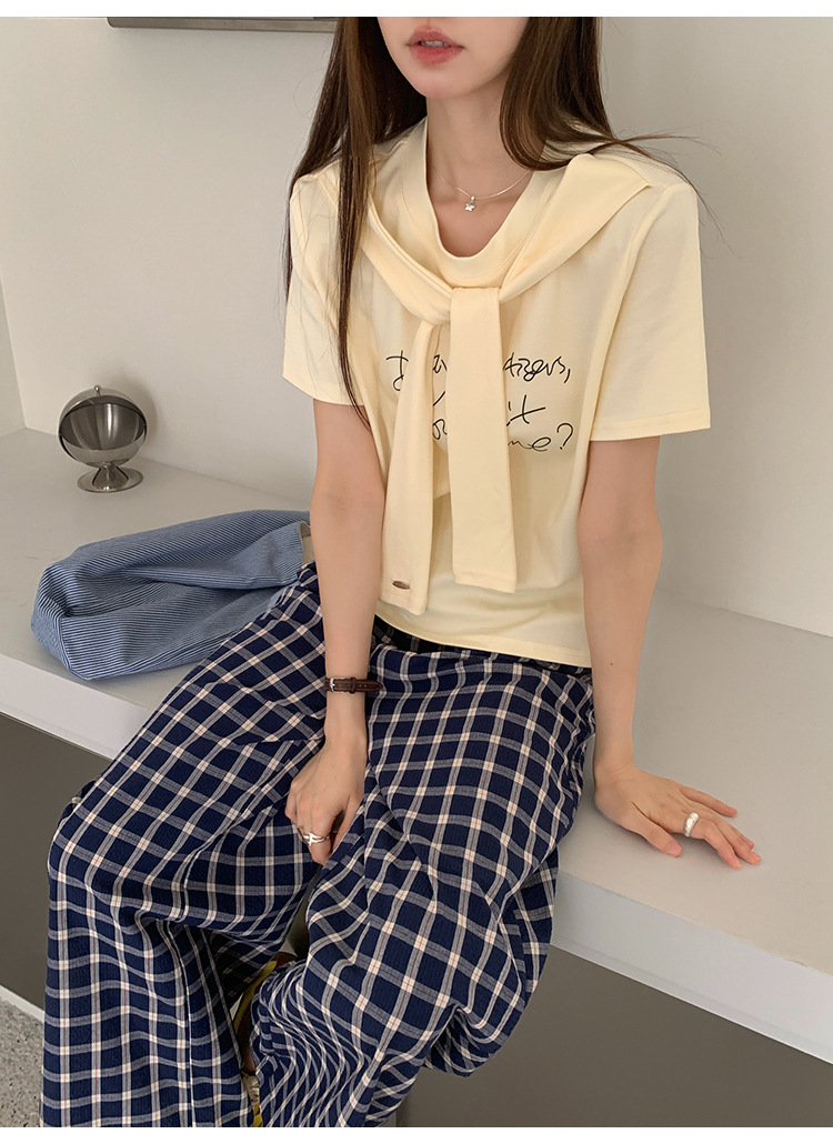 カジュアルコーデ ゆったりメッセージ入り半袖シャツ